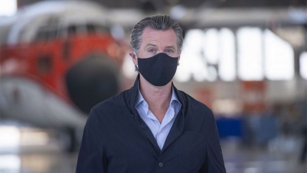 O governador da Califórnia, Gavin Newsom, usando uma máscara preta, visita o Departamento de Silvicultura e Proteção contra Incêndios da Califórnia