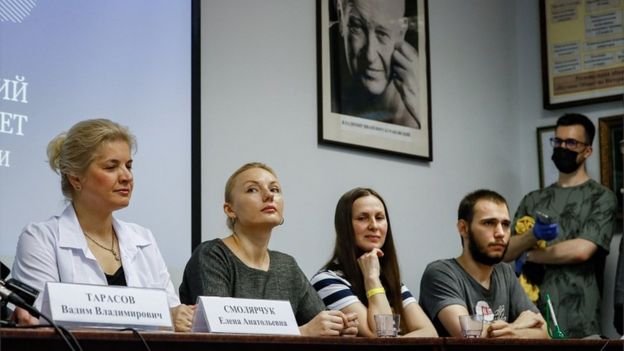 Uma coletiva de imprensa no Centro de Ciência e Prática de Cardioangiologia Intervencionista em Moscou, Rússia, 15 de julho de 2020
