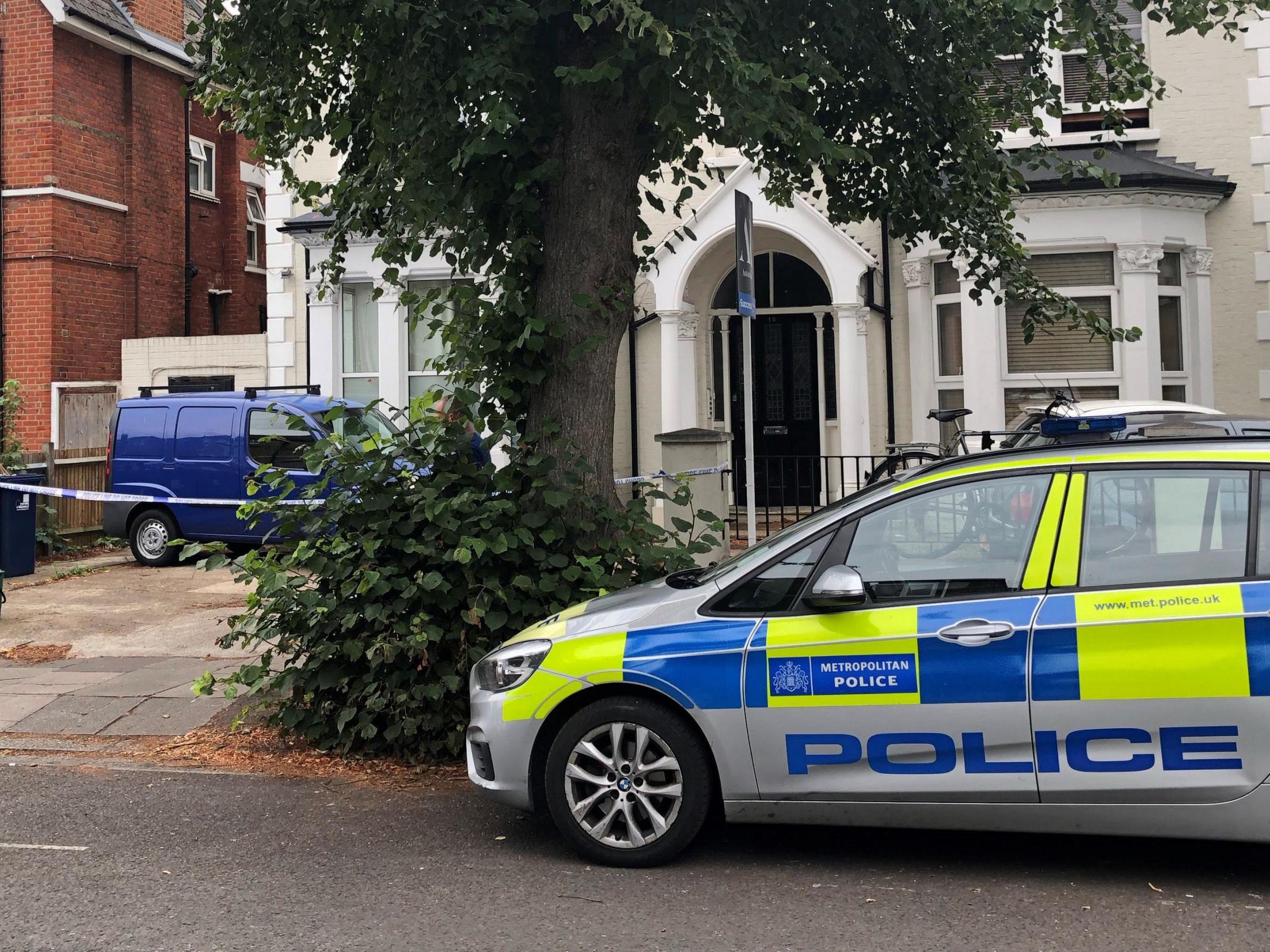 Polícia fora de um endereço em Cumberland Park, Acton, oeste de Londres no domingo