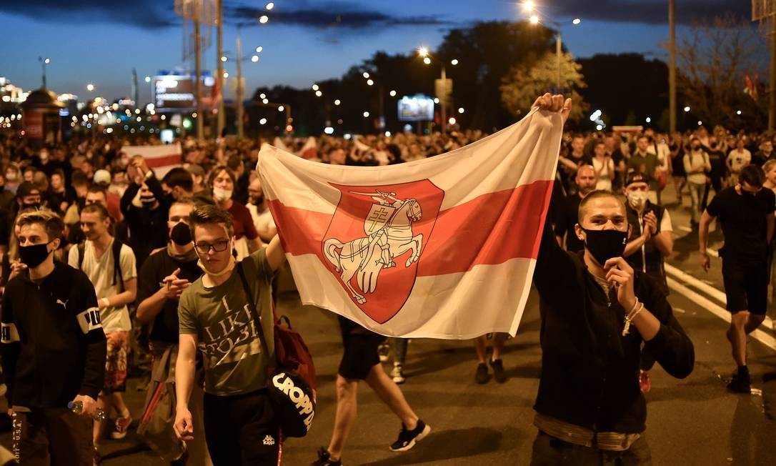 Bandeiras históricas da Bielorrússia dividem governo e oposição nas ruas - Jornal O Globo
