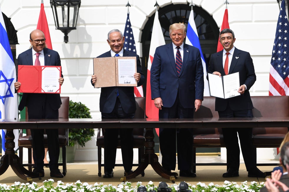(Da esquerda para a direita) Abdullatif Al Zayani, Benjamin Netanyahu, Donald Trump e Abdullah bin Zayed al-Nahyan participam da assinatura dos 'Acordos de Abraham'
