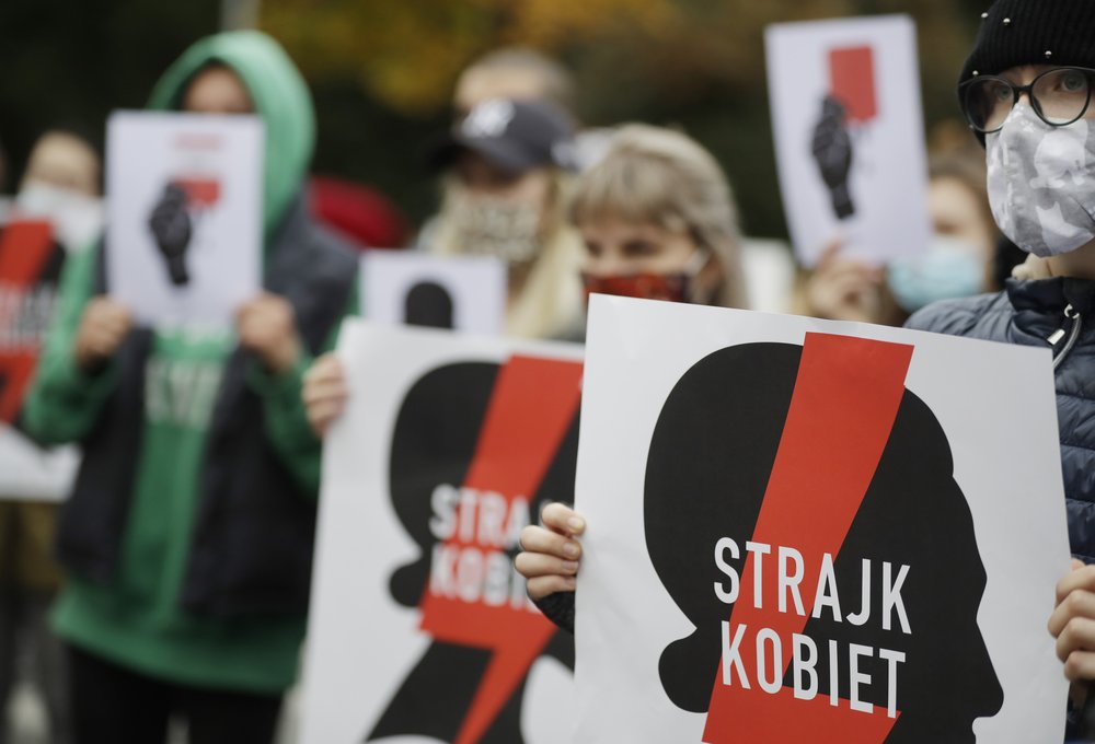 Poloneses aderem à greve nacional em protesto contra a decisão do aborto