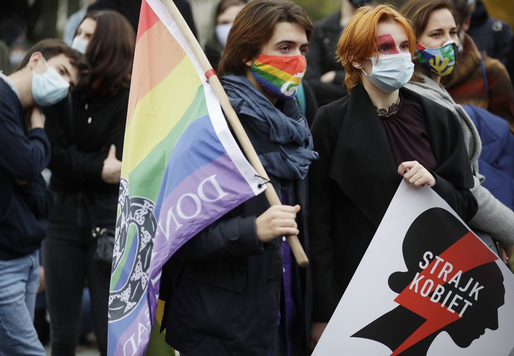 Poloneses aderem à greve nacional em protesto contra a decisão do aborto