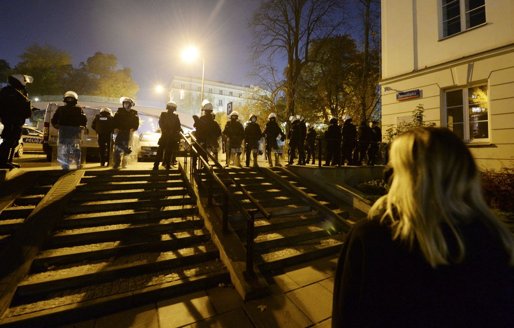 Policia polonesa pede o fim dos protestos em massa enquanto a pandemia se intensifica