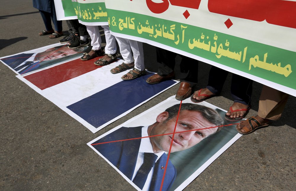 Enquanto a raiva aumenta, muçulmanos protestam contra desenhos franceses