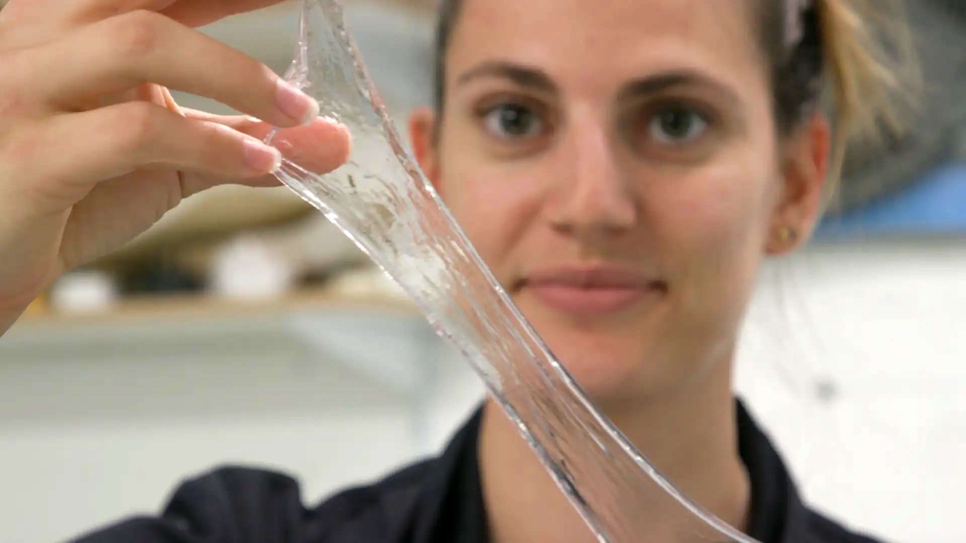 Membrana pegajosa que endurece e se transforma em material plástico. (Claire Price / Business Insider hoje)