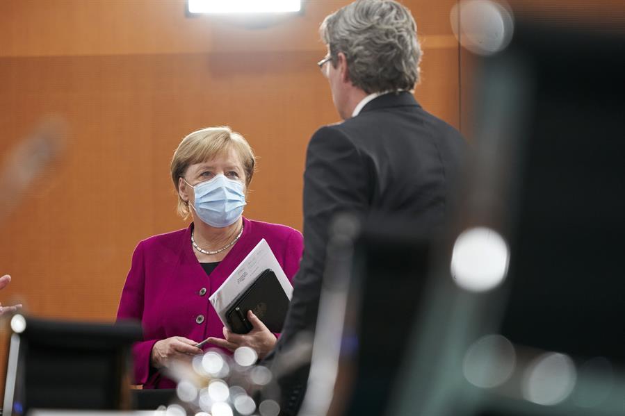 Autoridades alemãs concordam com bloqueio parcial para conter vírus