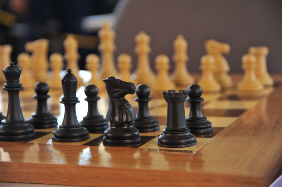 O estudo de 125 anos de partidas de xadrez eliminamos que não alcançamos o pico no jogo até 30 anos