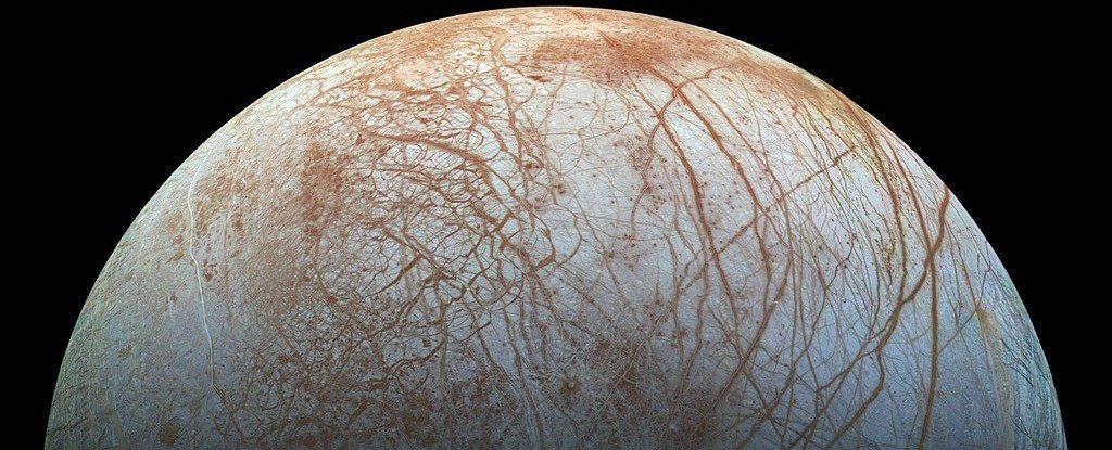 O gelo na lua Europa de Júpiter pode estar literalmente brilhando no escuro, saiba mais