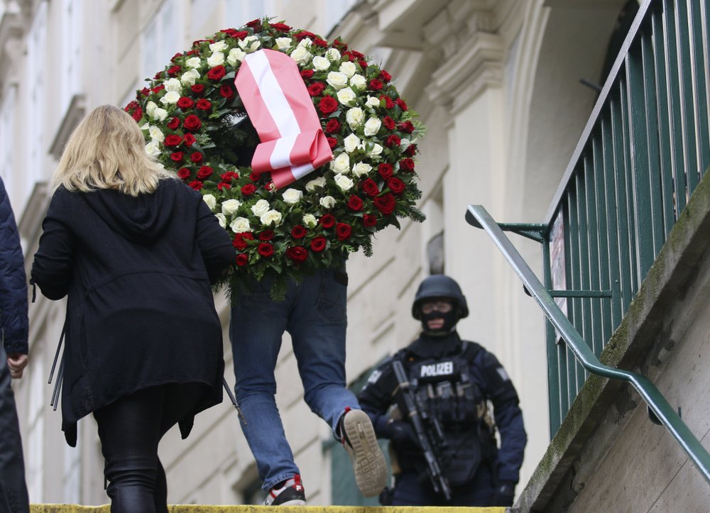 Homem armado que matou quatro pessoas em um ataque de Viena tentou se juntar ao Estado Islâmico