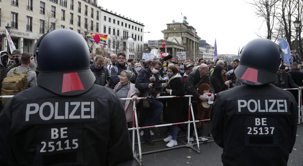 Polícia de Berlim dispersa protestos contra regras de vírus