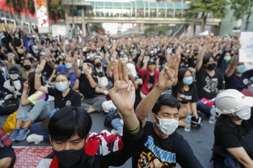 Milhares de pessoas protestam contra manifestação marcada pela violência no Parlamento tailandês