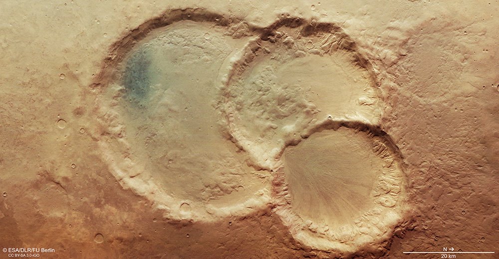 Imagens incríveis revelam uma cratera tripla formada misteriosamente em Marte