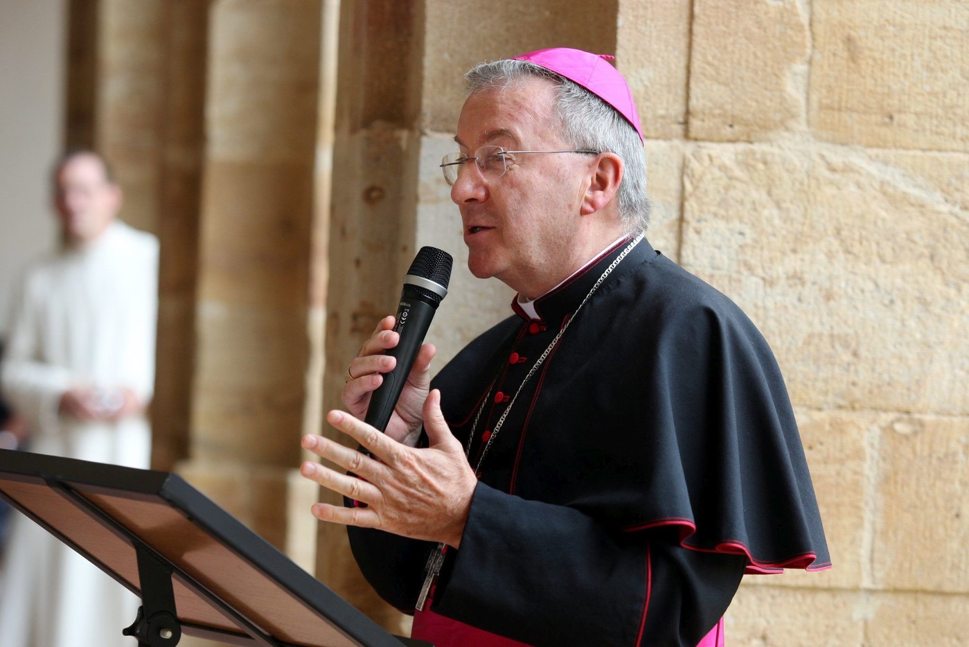 Ex-embaixador do Vaticano é acusado de agressão sexual na França