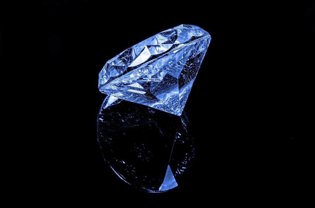 Pela primeira vez, os cientistas criaram diamantes no laboratório sem calor