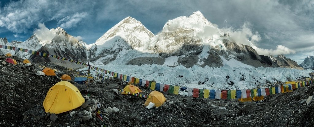 Meio Ambiente: Nem mesmo o Monte Everest escapa do plástico.