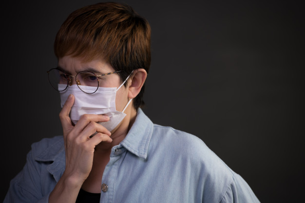 Veja como os sintomas do COVID-19 diferem de alergias, resfriado e gripe