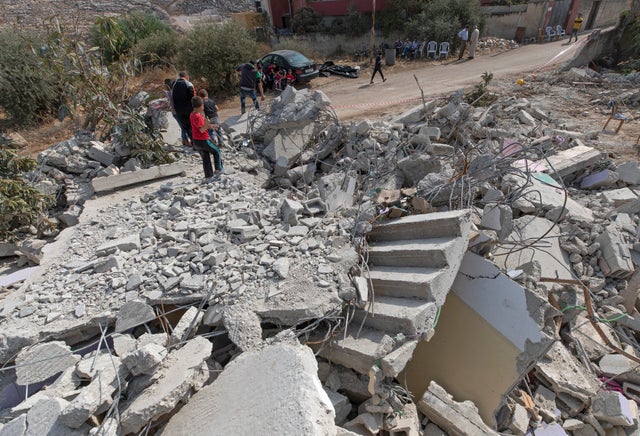Demolição israelense desloca dezenas de palestinos na Cisjordânia.