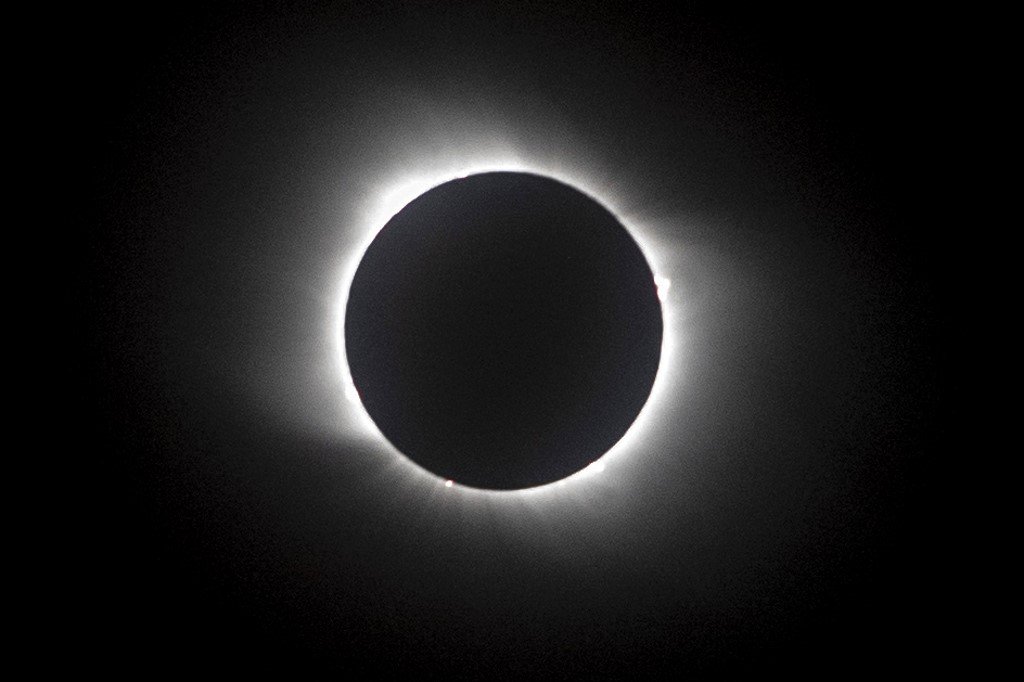 Acabamos de ter o único eclipse solar total de 2020, e as fotos são incríveis