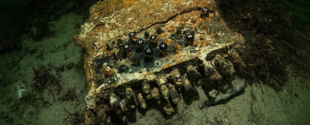 Lendária máquina Enigma Nazista é descoberta por mergulhadores