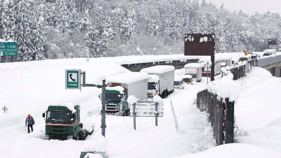 Japão: Empilhamento de 130 carros e uma morte por conta de tempestade de neve