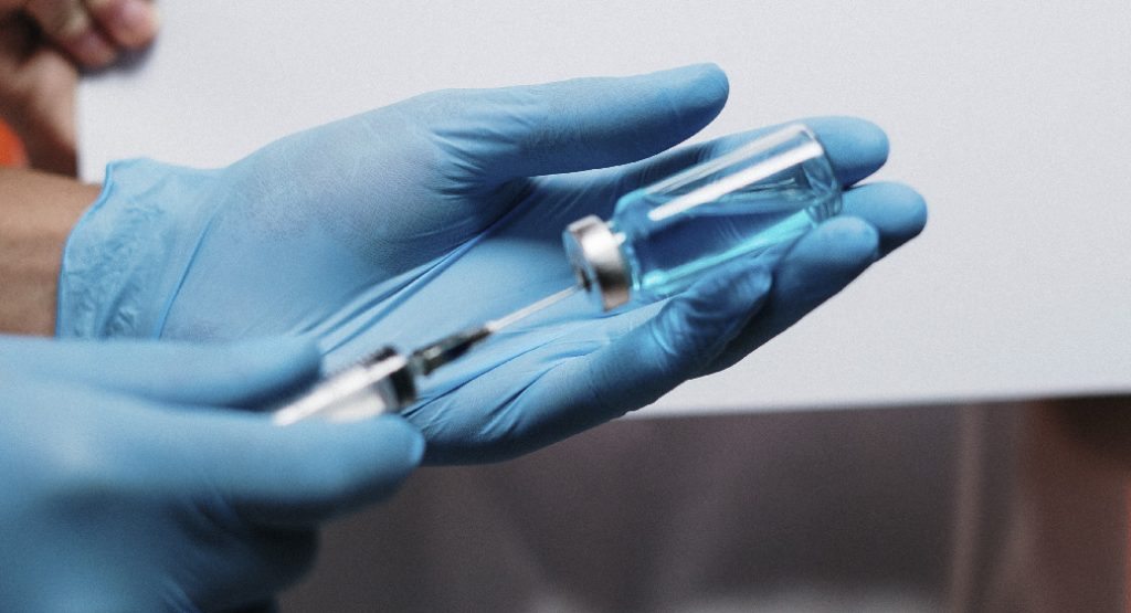 As aprovações de vacinas oferecem esperança à medida que casos globais da Covid aumentam