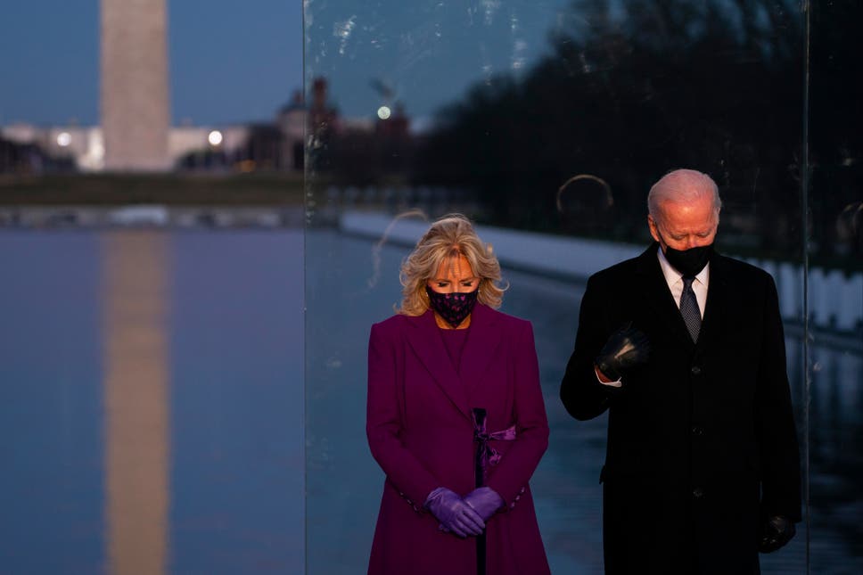 Na véspera de sua posse, Biden chora pelas vidas perdidas para Covid-19