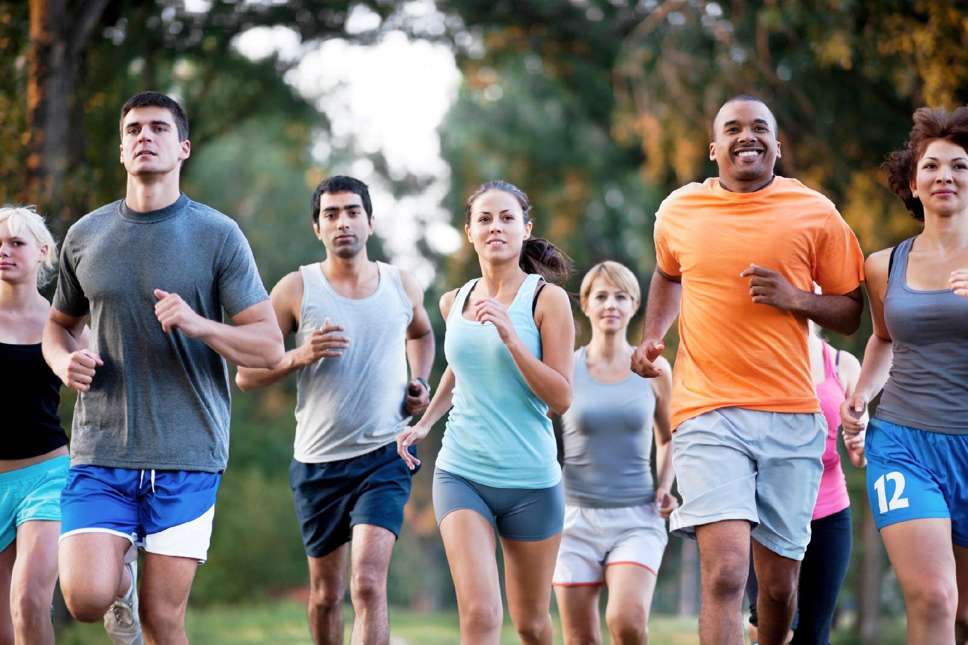 Veja por que exercícios em grupo podem ser mais eficazes para você do que exercícios sozinho